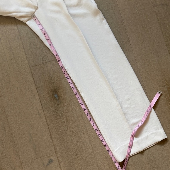 EUC aritzia effortless pant crepette CURVE FIT size 4 light birch - Picture 9 of 15